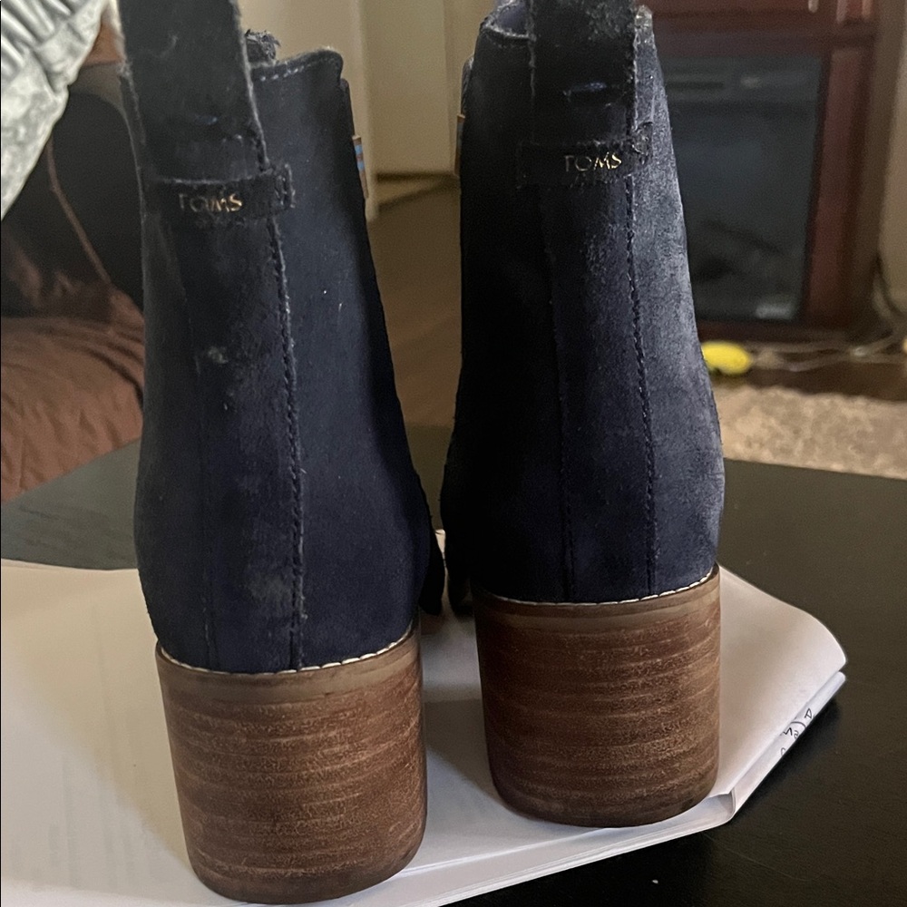 Tom's suede Navy Ankle Boots like new - Picture 6 of 8
